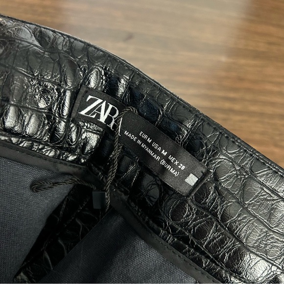 ❤️Zara Black Crocodile Pattern patent leather pants M - Picture 4 of 10